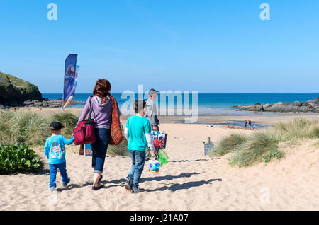 Familie am Strand von Poldhu Bucht in Cornwall, England, uk Stockfoto