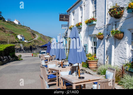 Das Port Gaverne Pub am Port Gaverne in Cornwall, England, UK. Stockfoto