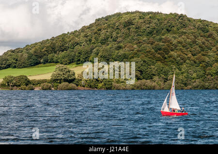 ULLSWATER, Vereinigtes Königreich - 18. August 2012: Drei unbekannte Personen auf Ullswater im englischen Lake District Segeln. Der Lake District ist ein p Stockfoto