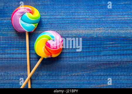 Regenbogen Farbe Lutscher auf hölzernen Hintergrund Stockfoto
