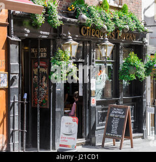 Chequers Taverne, ein Pub in London, England, Grossbritannien Stockfoto