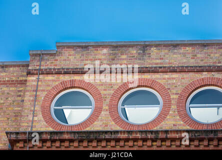 Drei runde Fenster in einem Gebäude in London, London, England, Großbritannien Stockfoto