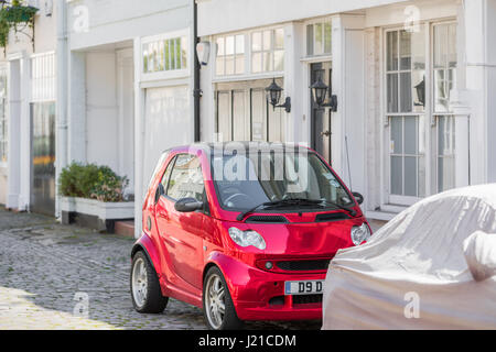 Leuchtend rote elektrische Smart Auto auf einer Londoner Straße, London, England, Großbritannien Stockfoto