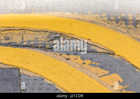 Verkehr Markierungen auf einem London Street, London, England Stockfoto