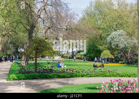 Ein Park im April in London, London, England, Großbritannien Stockfoto