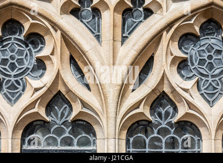 Detail einer aufwendigen Stain Glass Fenster in London, England, Großbritannien Stockfoto