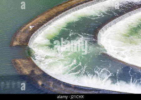 Ein Detail Bild der Wasserfall in der Nähe von Pulteney Bridge in Bath, Somerset, England, Grossbritannien Stockfoto