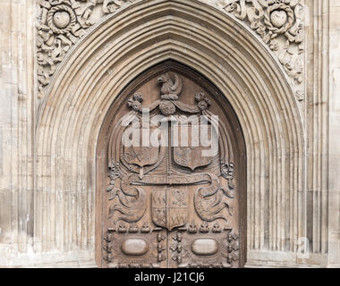 Aufwändige Tür einer Kirche in der Stadt Bath, England, Großbritannien Stockfoto