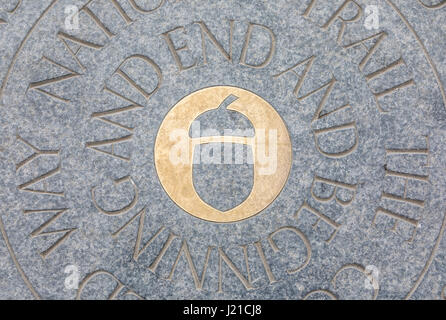 Die Cotswold Way Markierungsstein in Bath, England, die das Ende der Spur, Großbritannien Stockfoto