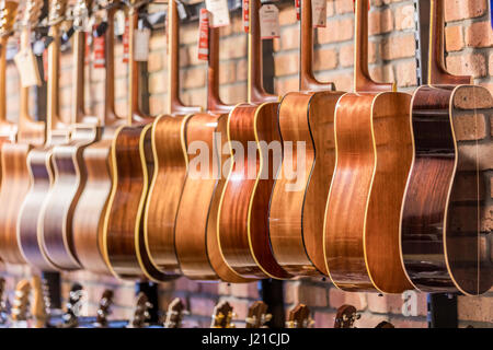 Reihe von hängenden Gitarren in einem Musikgeschäft in Großbritannien Stockfoto