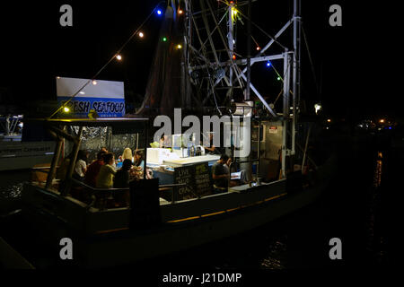 Menschen Essen im Sterne-Garnelen, konvertiert Trawler, ein Fischrestaurant, Marina Cairns, Queensland, Australien. Weder Herr PR Stockfoto