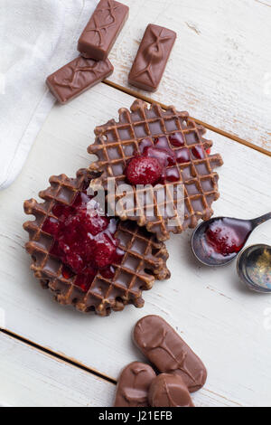 Stillleben - Schokolade Waffeln auf einem hölzernen weißen Hintergrund Stockfoto