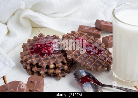 Stillleben - Schokolade Waffeln auf einem hölzernen weißen Hintergrund Stockfoto