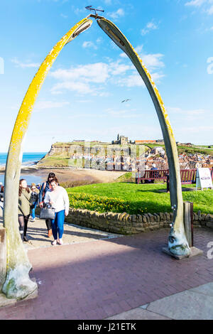 WHITBY Abtei NORTH YORKSHIRE UK St. Mary Parish Church und Whitby Abbey Ruinen durch zwei gewölbte Walknochen betrachtet Stockfoto