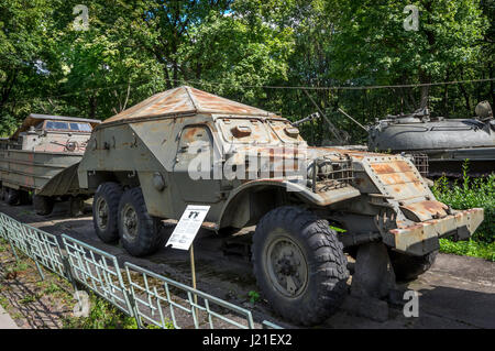 BTR-152, sechsrädrige sowjetische gepanzerte Mannschaftswagen, eines der Displays im Museum der polnischeArmee - Warschau, Polen Stockfoto