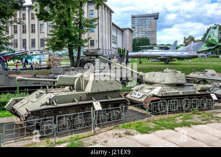 Unterstützung der russischen SU - 76M Infanterie Selbstfahrlafette mit der m-30 122 mm Haubitze (L) und T-34/85 Tank (R) - Museum der polnischeArmee, Warschau, Polen Stockfoto