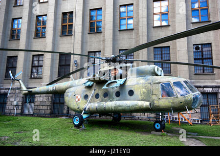 Russische Mi-8T Hüfte vor dem Museum der polnischeArmee - Warschau, Polen Stockfoto