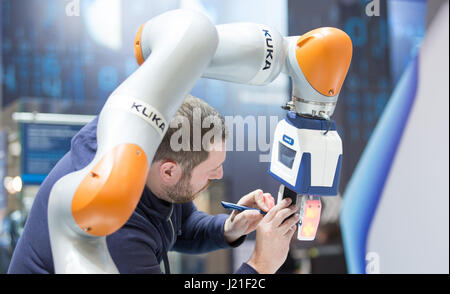 Hannover, Deutschland. 23. April 2017. Ein Roboter von Kuka ist auf dem Stand von Schunk auf der Hannovermesse ("Hannover Messe") auf dem Messegelände in Hannover, 23. April 2017 ersichtlich. 6.500 Aussteller auf der weltweit größten Industriemesse, der Hannover Messe erwartet. Das diesjährige partnering Land ist Polen. Foto: Friso Gentsch/Dpa/Alamy Live News Stockfoto