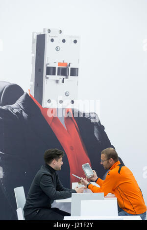 Hannover, Deutschland. 23. April 2017. Mitarbeiter sitzen auf dem Stand von Lovato Electric auf der Hannovermesse ("Hannover Messe") auf dem Messegelände in Hannover, 23. April 2017. 6.500 Aussteller auf der weltweit größten Industriemesse, der Hannover Messe erwartet. Das diesjährige partnering Land ist Polen. Foto: Friso Gentsch/Dpa/Alamy Live News Stockfoto