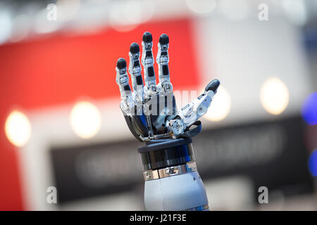 Hannover, Deutschland. 23. April 2017. Eine computergesteuerte Hand fotografiert auf dem Stand von Schunk auf der Hannovermesse ("Hannover Messe") auf dem Messegelände in Hannover, 23. April 2017. 6.500 Aussteller auf der weltweit größten Industriemesse, der Hannover Messe erwartet. Das diesjährige partnering Land ist Polen. Foto: Friso Gentsch/Dpa/Alamy Live News Stockfoto