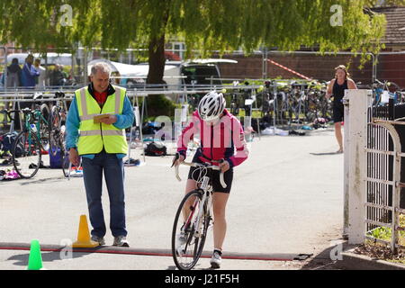 London, Vereinigtes Königreich. 23. April 2017. Das Wochenende Wetter war perfekt für Triathleten aus der ganzen North West Region in der jährlichen Triathlon in Potsdam durch die Wrecsam Triathlon Club organisierten konkurrieren. Quelle: David Pimborough/Alamy Leben Nachrichten. Stockfoto