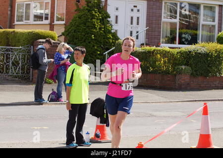 London, Vereinigtes Königreich. 23. April 2017. Das Wochenende Wetter war perfekt für Triathleten aus der ganzen North West Region in der jährlichen Triathlon in Potsdam durch die Wrecsam Triathlon Club organisierten konkurrieren. Quelle: David Pimborough/Alamy Leben Nachrichten. Stockfoto