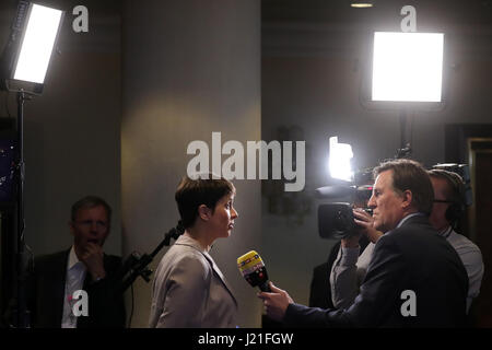 Köln, Deutschland. 23. April 2017. Partei Vorsitzende Frauke Petry wird auf die Alternative Fuer Deutschland Partei national Convention im Maritim Hotel in Köln, 23. April 2017 interviewt. Foto: Michael Kappeler/Dpa/Alamy Live News Stockfoto