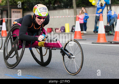 London, UK. 23. April 2017. Amanda McGrory der Vereinigten Staaten konkurriert in der im T53/T54 Event für Rollstuhl-Fahrer mit Rumpf und Bein Teilfunktion beim London-Marathon 2017 Jungfrau Geld. Sie beendete 2. Platz in der Veranstaltung. Bildnachweis: Mark Kerrison/Alamy Live-Nachrichten Stockfoto