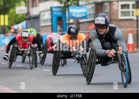 London, UK. 23. April 2017. Patrick Monahan Irlands konkurriert in der im T53/T54 Event für Rollstuhl-Fahrer mit Rumpf und Bein Teilfunktion beim London-Marathon 2017 Jungfrau Geld. Bildnachweis: Mark Kerrison/Alamy Live-Nachrichten Stockfoto