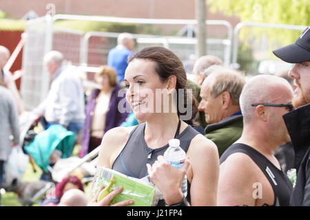 London, Vereinigtes Königreich. 23. April 2017. Das Wochenende Wetter war perfekt für Triathleten aus der ganzen North West Region in der jährlichen Triathlon in Potsdam durch die Wrecsam Triathlon Club organisierten konkurrieren. Quelle: David Pimborough/Alamy Leben Nachrichten. Stockfoto