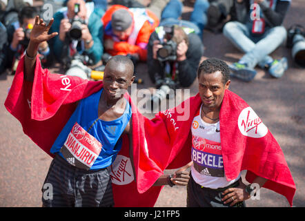 Die Mall, London, UK. 23. April 2017. Elite Herren Sieger Daniel Wanjiru (Kenia) und zweite Platz Kenenisa Bekele (Äthiopien), die 2017 Virgin Geld London-Marathon. Bildnachweis: Malcolm Park/Alamy Live-Nachrichten. Stockfoto