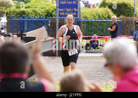 London, Vereinigtes Königreich. 23. April 2017. Das Wochenende Wetter war perfekt für Triathleten aus der ganzen North West Region in der jährlichen Triathlon in Potsdam durch die Wrecsam Triathlon Club organisierten konkurrieren. Quelle: David Pimborough/Alamy Leben Nachrichten. Stockfoto