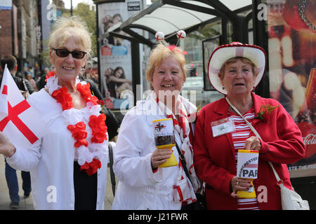 Manchester, UK. 23. April 2017. Frauen tragen rot und weiß für St. Georges Day in Manchester, 23. April 2017 Credit: Barbara Koch/Alamy Live News Stockfoto