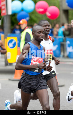 London, UK. 23. April 2017. Daniel Wanjiru (KEN) Gewinner des 2017 Herren Jungfrau Geld London Marathon 2017, The Highway, London, UK. 23. April 2017. Bildnachweis: Simon Balson/Alamy Live-Nachrichten Stockfoto