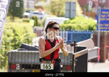 London, Vereinigtes Königreich. 23. April 2017. Das Wochenende Wetter war perfekt für Triathleten aus der ganzen North West Region in der jährlichen Triathlon in Potsdam durch die Wrecsam Triathlon Club organisierten konkurrieren. Quelle: David Pimborough/Alamy Leben Nachrichten. Stockfoto