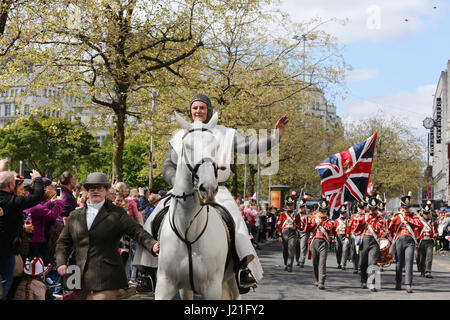 Manchester, UK. 23. April 2017. St George auf einem weißen Pferd wurde geritten durch Manchester, 23. April 2017 Credit: Barbara Koch/Alamy Live News Stockfoto