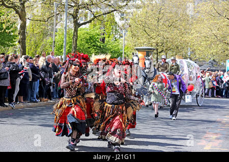 Manchester, UK. 23. April 2017. Eine Gruppe von Frauen Tänzerinnen unterhalten die Massen in Manchester, 23. April 2017 Credit: Barbara Koch/Alamy Live News Stockfoto