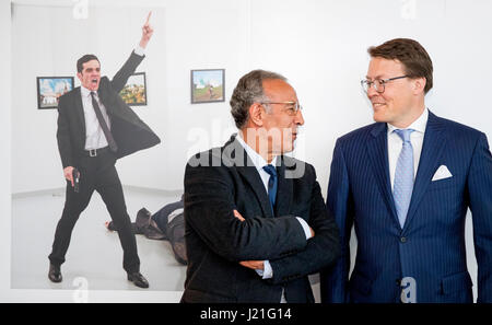 Prinz Constantijn und Prinzessin Laurentien besuchen die Preisverleihung des World Press Photo im Muziekgebouw Aant IJ in Amsterdam, Niederlande, 22. April 2017. Gewinner des diesjährigen ist türkische AP Fotograf Burhan Ozbilici mit seinem Siegerbild der Ermordung des russischen Botschafter Andrej aus 19 Dezember in Ankara. Foto: Patrick van Katwijk Niederlande OUT POINT DE VUE OUT - NO-Draht-SERVICE - Foto: Patrick van Katwijk/Dutch Photo Press/Dpa Stockfoto