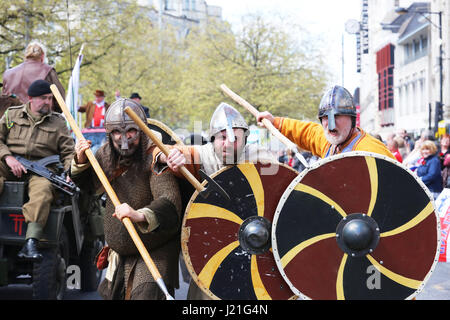 Manchester, UK. 23. April 2017. Ritter mit Speeren auf den Straßen von Manchester, 23. April 2017 Credit: Barbara Koch/Alamy Live News Stockfoto