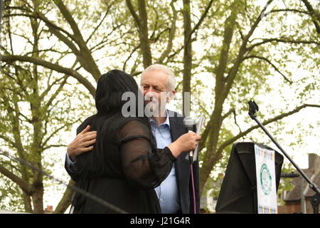 London, UK. 23. April 2017. Labour-Partei Führer, Jeremy Corbyn wird bei einer Veranstaltung begrüßt, die "Haringey Vielfalt" fest anlässlich des 40. Jahrestages der Protest, die blockiert die Nationale Front marschieren durch die Gegend. Roland Ravenhill / Alamy Live News Stockfoto