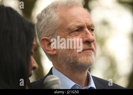 London, UK. 23. April 2017. Labour-Partei Führer, Jeremy Corbyn wird vorgestellt, bevor anlässlich einer Veranstaltung "Haringey Vielfalt Celebration" statt, anlässlich des 40. Jahrestages der Protest, die blockiert die Nationale Front marschieren durch die Gegend. Roland Ravenhill / Alamy Live News Stockfoto