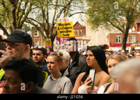 London, UK. 23. April 2017. Menschenmassen beobachten Arbeitspartei Führer, Jeremy Corbyn sprechen bei einer Veranstaltung "Haringey Vielfalt Celebration". Es fand anlässlich des 40. Jahrestages der Protest, der die Nationale Front marschieren durch die Gegend blockiert. Roland Ravenhill / Alamy Live News Stockfoto