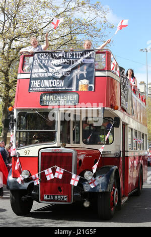 Manchester, UK. 23. April 2017. Red Bus wurde angetrieben durch Manchester, 23. April 2017 Credit: Barbara Koch/Alamy Live News Stockfoto