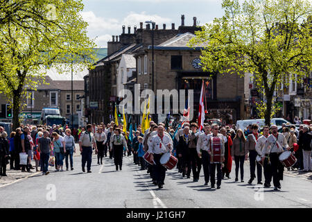 Skipton, North Yorkshire, UK. 23. April 2017. Ein Scout Association-Parade durch die North Yorkshire Marktstadt Skipton, verläuft entlang den Städten High Street an der Holy Trinity Church im Norden für einen besonderen Service. Bildnachweis: Thomas Holmes/Alamy Live-Nachrichten Stockfoto