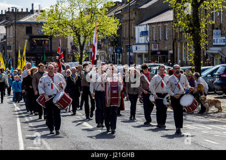 Skipton, North Yorkshire, UK. 23. April 2017. Ein Scout Association-Parade durch die North Yorkshire Marktstadt Skipton, verläuft entlang den Städten High Street an der Holy Trinity Church im Norden für einen besonderen Service. Bildnachweis: Thomas Holmes/Alamy Live-Nachrichten Stockfoto