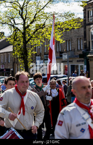 Skipton, North Yorkshire, UK. 23. April 2017. Ein Scout Association-Parade durch die North Yorkshire Marktstadt Skipton, verläuft entlang den Städten High Street an der Holy Trinity Church im Norden für einen besonderen Service. Bildnachweis: Thomas Holmes/Alamy Live-Nachrichten Stockfoto