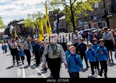 Skipton, North Yorkshire, UK. 23. April 2017. Ein Scout Association-Parade durch die North Yorkshire Marktstadt Skipton, verläuft entlang den Städten High Street an der Holy Trinity Church im Norden für einen besonderen Service. Bildnachweis: Thomas Holmes/Alamy Live-Nachrichten Stockfoto