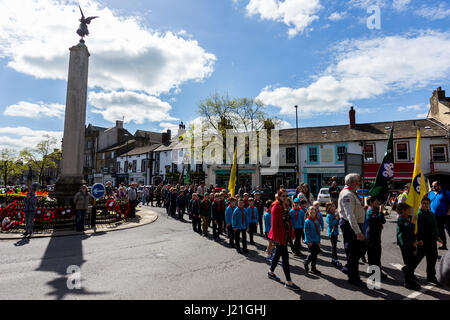 Skipton, North Yorkshire, UK. 23. April 2017. Ein Scout Association-Parade durch die North Yorkshire Marktstadt Skipton, verläuft entlang den Städten High Street an der Holy Trinity Church im Norden für einen besonderen Service. Bildnachweis: Thomas Holmes/Alamy Live-Nachrichten Stockfoto