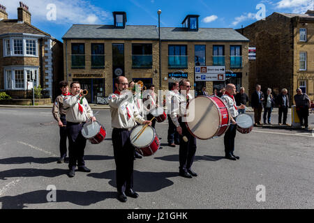 Skipton, North Yorkshire, UK. 23. April 2017. Ein Scout Association-Parade durch die North Yorkshire Marktstadt Skipton, verläuft entlang den Städten High Street an der Holy Trinity Church im Norden für einen besonderen Service. Bildnachweis: Thomas Holmes/Alamy Live-Nachrichten Stockfoto