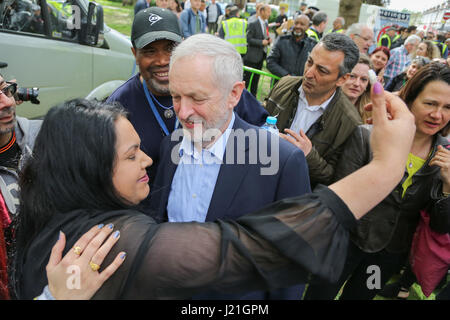 Ducketts Common, Turnpike Lane Nord-London, UK. 23. April 2017. Seema Chandwani nimmt ein Selbstporträt mit Jeremy Corbyn. Jeremy Corbyn besucht gegen Faschismus und Rassismus-Rallye in Wood Green, North London, begleitet von Hunderten von Menschen vor Ort vereinigen. Bildnachweis: Dinendra Haria/Alamy Live-Nachrichten Stockfoto